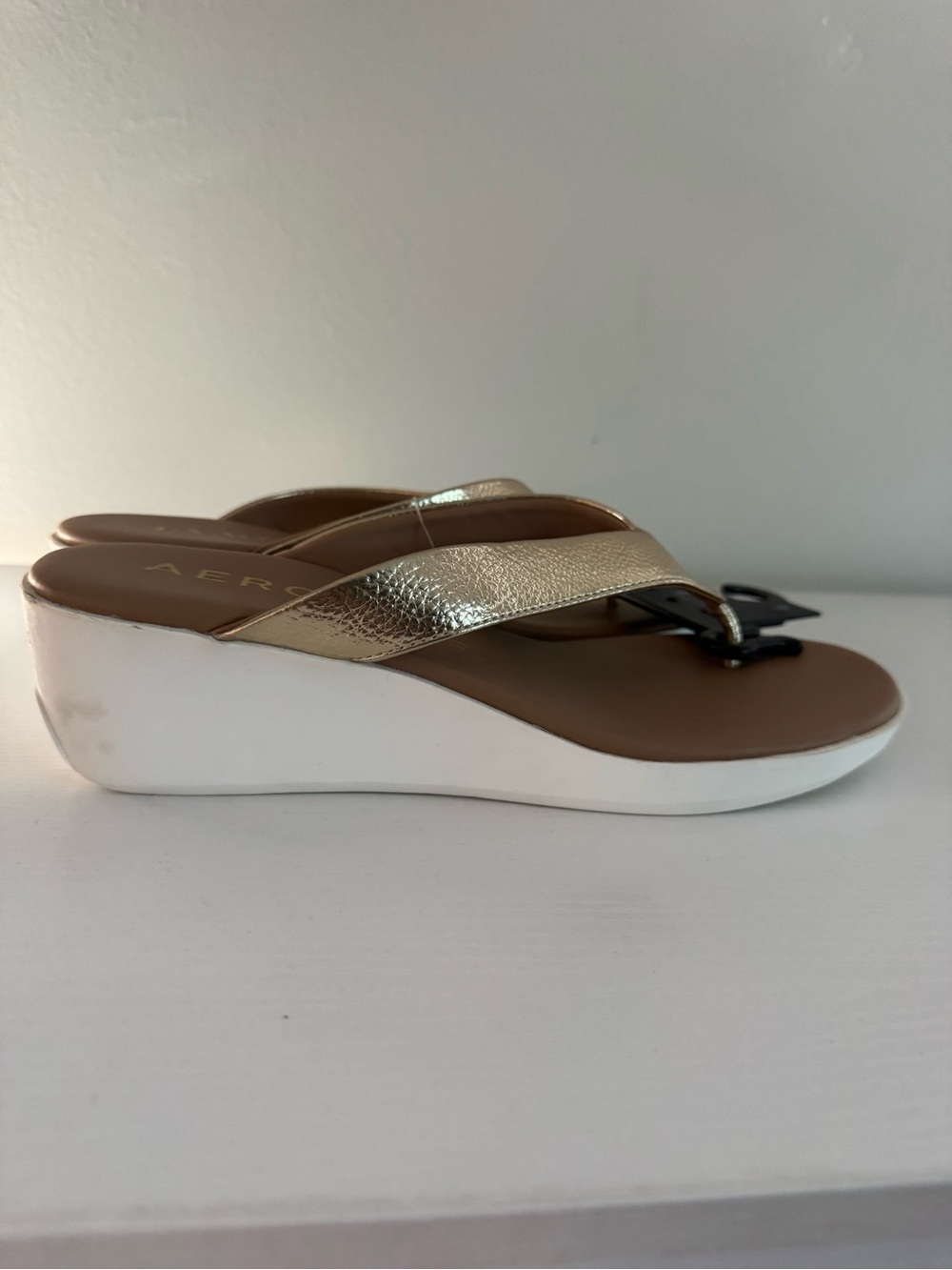 AEROSOLES Metallic Gold Wedge Thong Sandals - Picture 2 of 4